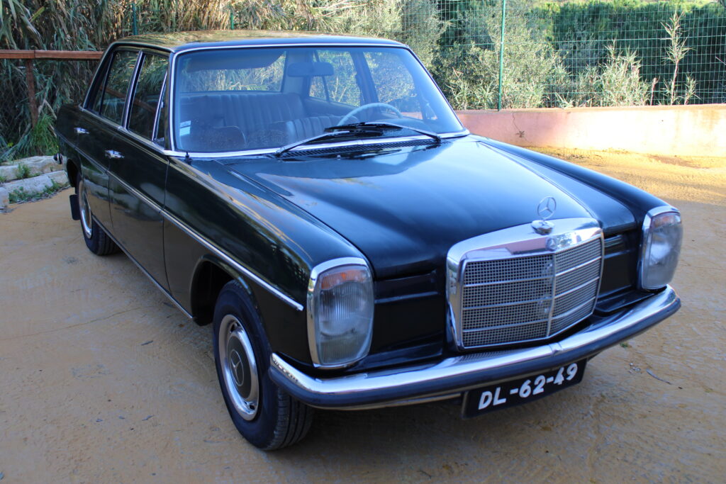 Mercedes-Benz W115/8 220