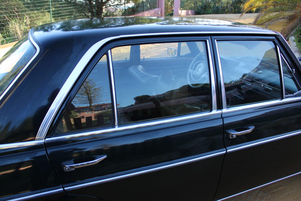 Mercedes-Benz W115/8 220