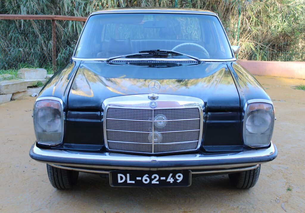 Mercedes-Benz W115/8 220