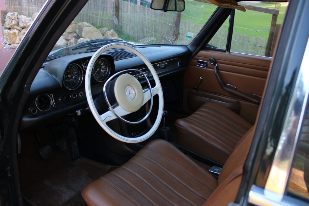 Mercedes-Benz W115/8 220