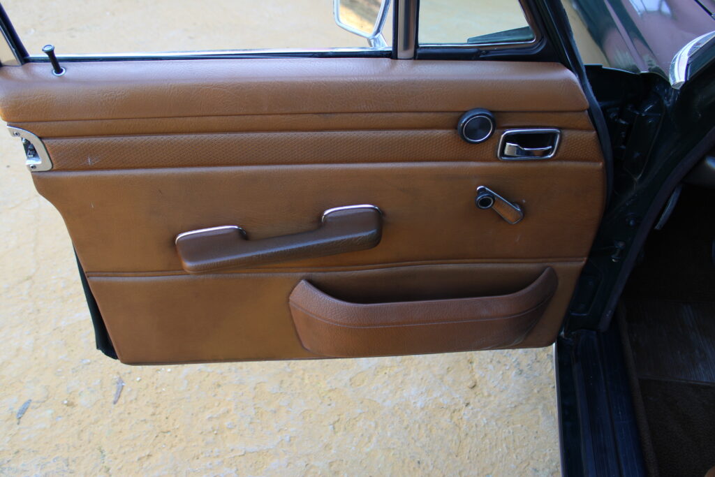 Mercedes-Benz W115/8 220