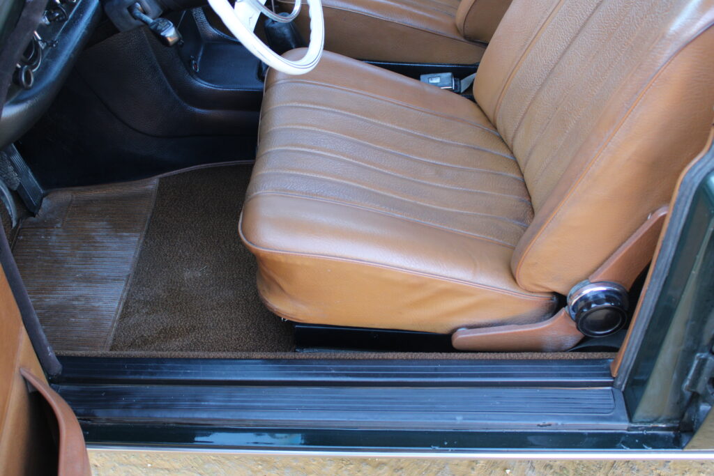 Mercedes-Benz W115/8 220