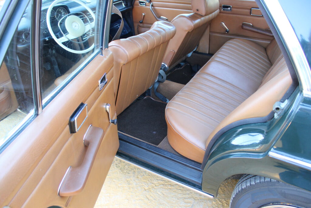 Mercedes-Benz W115/8 220