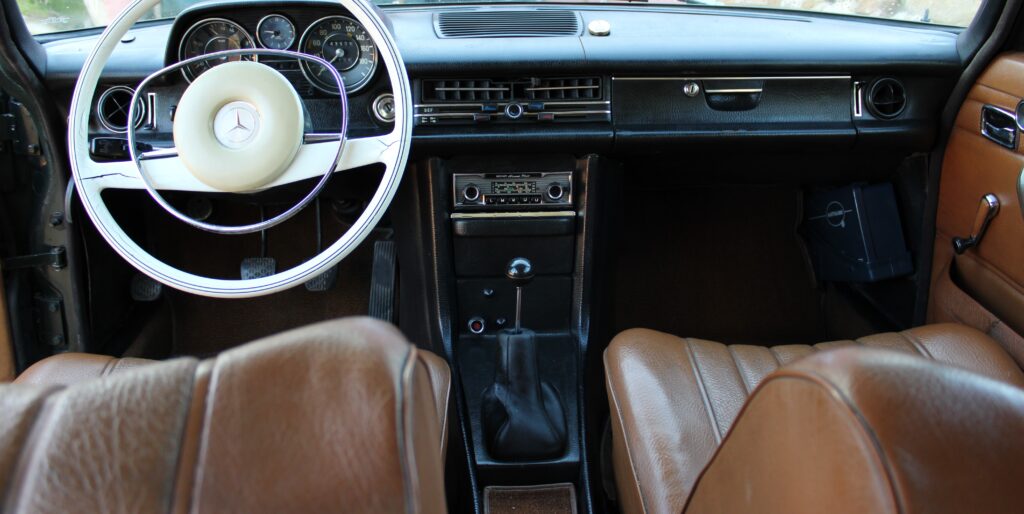 Mercedes-Benz W115/8 220