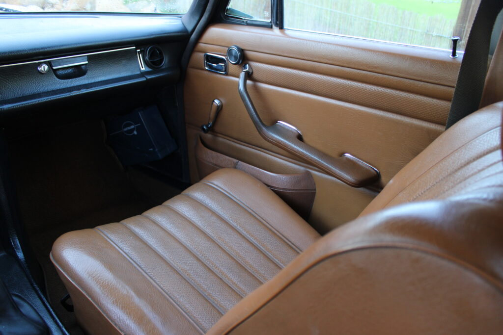 Mercedes-Benz W115/8 220