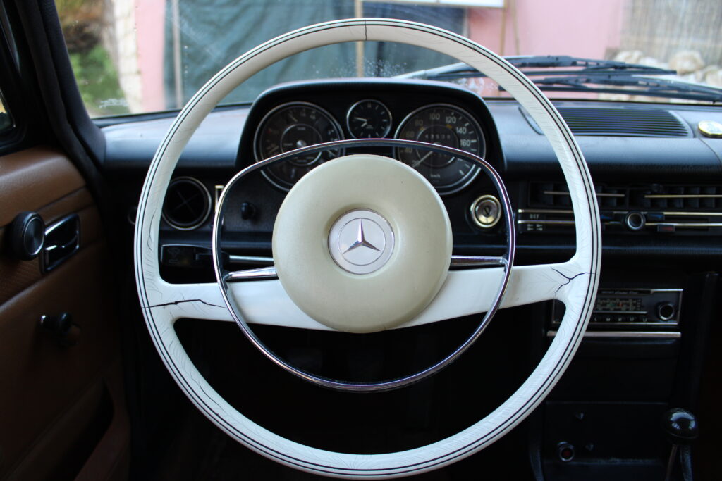 Mercedes-Benz W115/8 220