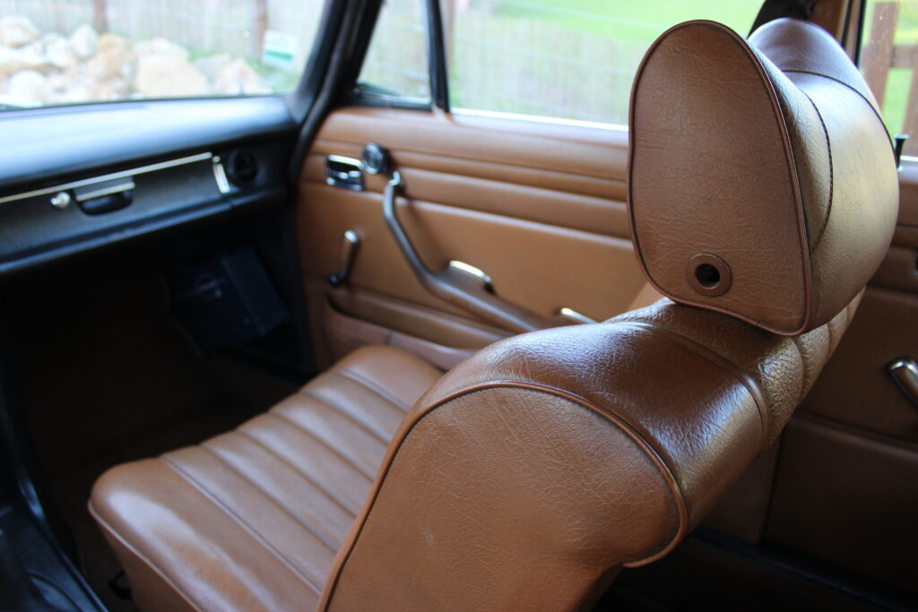 Mercedes-Benz W115/8 220