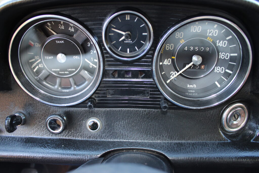 Mercedes-Benz W115/8 220