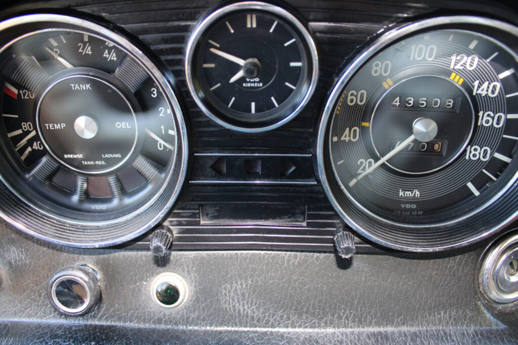 Mercedes-Benz W115/8 220