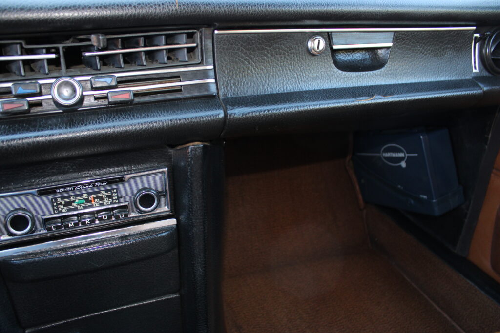 Mercedes-Benz W115/8 220