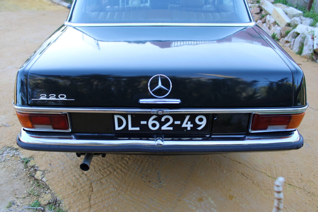 Mercedes-Benz W115/8 220