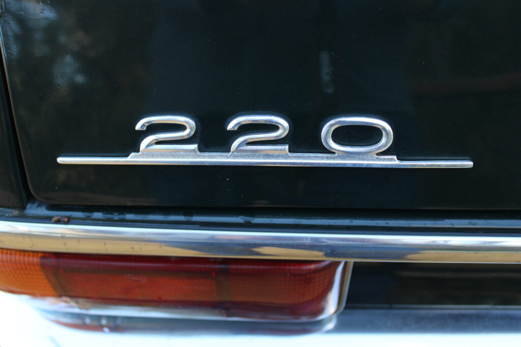 Mercedes-Benz W115/8 220