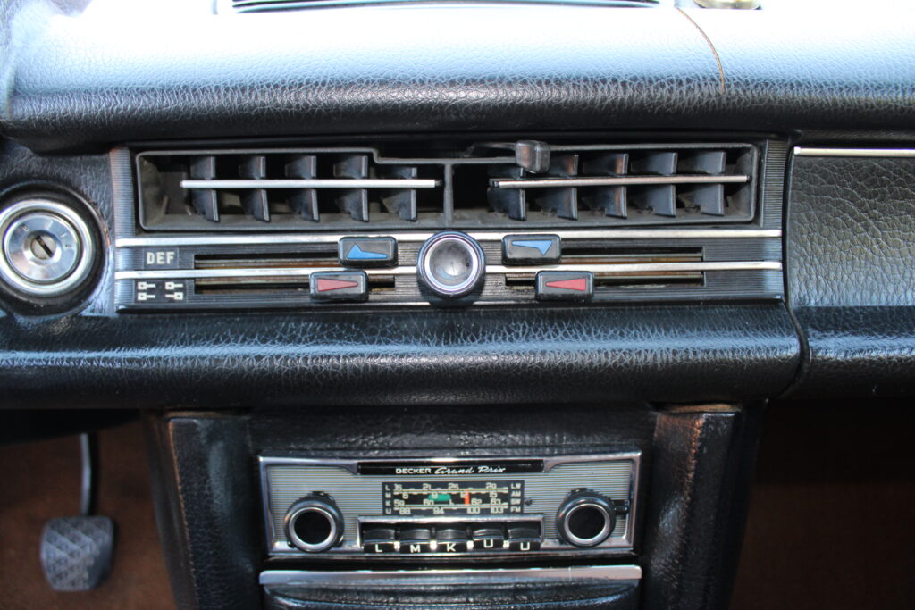 Mercedes-Benz W115/8 220